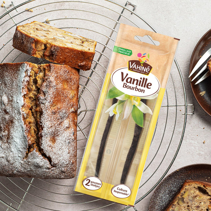 Un pain aux bananes est prACsentAC A? cA?tAC d'un paquet de gousses de vanille Dr. Oetker Vanille Bourbon.