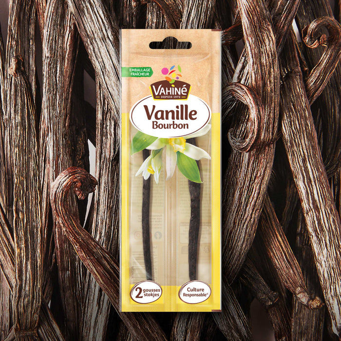 Un paquet de 2 gousses de vanille Bourbon d'Albert MACnA?s est prACsentAC sur un fond de gousses de vanille en vrac.