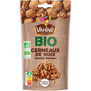 Un sac de cerneaux de noix Vahiné BIO est présenté, mettant en valeur la nature biologique du produit.