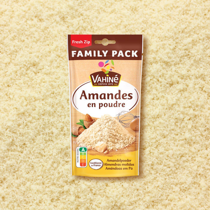 Un paquet de poudre d'amandes de la marque VahinAC, ACtiquetAC Family Pack, est prACsentAC sur un fond de poudre d'amandes.