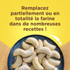 Un gros plan de biscuits en forme de croissant de lune saupoudrACs de sucre glace, accompagnAC d'un texte encourageant A? remplacer la farine dans les recettes.
