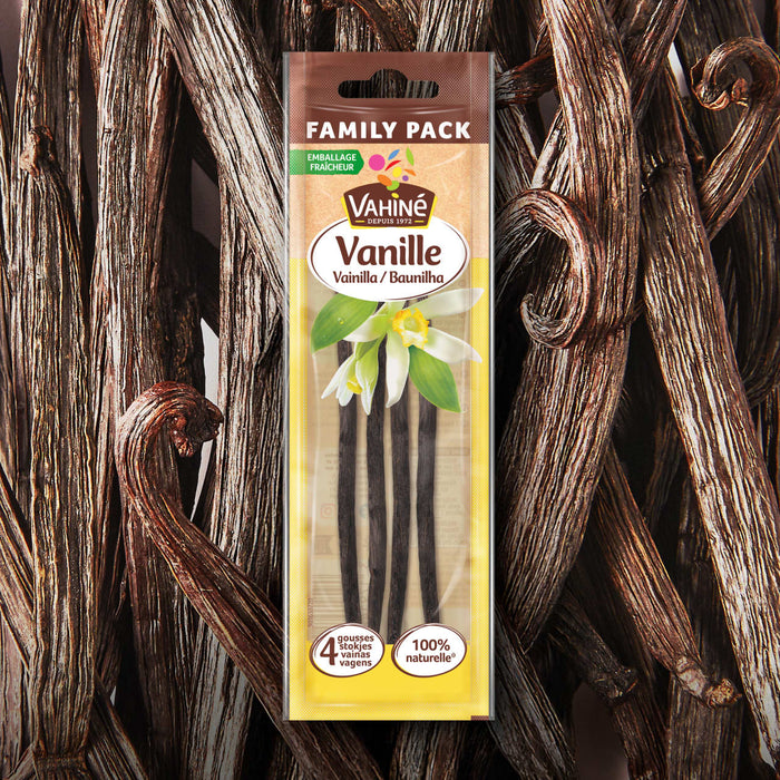 Un paquet familial de gousses de vanille Vanille d'Ubena est prACsentAC sur un fond de gousses de vanille en vrac.