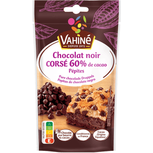 Un paquet de pépites de chocolat noir Vahiné, une marque McCormick, est présenté à côté d'un brownie fait avec les pépites.