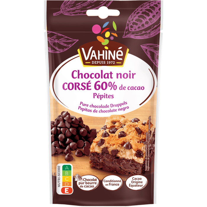 Un paquet de pépites de chocolat noir Vahiné, une marque McCormick, est présenté à côté d'un brownie fait avec les pépites.