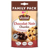 Un sachet Family Pack de Vahiné Chocolat Noir Chunks présentant une cuillère en bois remplie de pépites de chocolat noir et un biscuit aux pépites de chocolat.