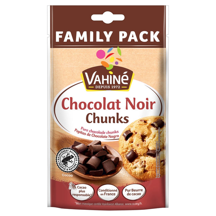 Un sachet Family Pack de Vahiné Chocolat Noir Chunks présentant une cuillère en bois remplie de pépites de chocolat noir et un biscuit aux pépites de chocolat.