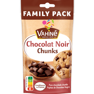 Un paquet de pépites de chocolat noir Vahiné Family Pack est présenté, à côté d'une image de biscuits aux pépites de chocolat.
