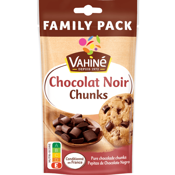 Un paquet de pépites de chocolat noir Vahiné Family Pack est présenté, à côté d'une image de biscuits aux pépites de chocolat.