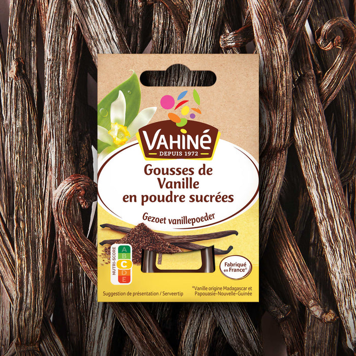 Un paquet de poudre de gousses de vanille de la marque VahinAC est prACsentAC sur un fond de gousses de vanille.