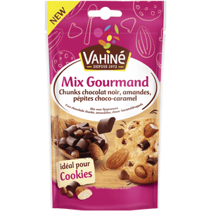 Un paquet de Vahiné Mix Gourmand, un produit McCormick pour cookies avec des morceaux de chocolat noir, des amandes et des pépites de caramel.