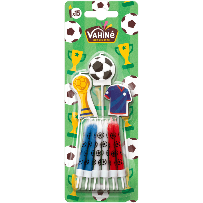 Un paquet de décorations de gâteau sur le thème du football de la marque Dekora, comprenant des bougies et des décorations.