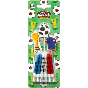 Un paquet de décorations de gâteau sur le thème du football de la marque Dekora, comprenant des bougies et des décorations.