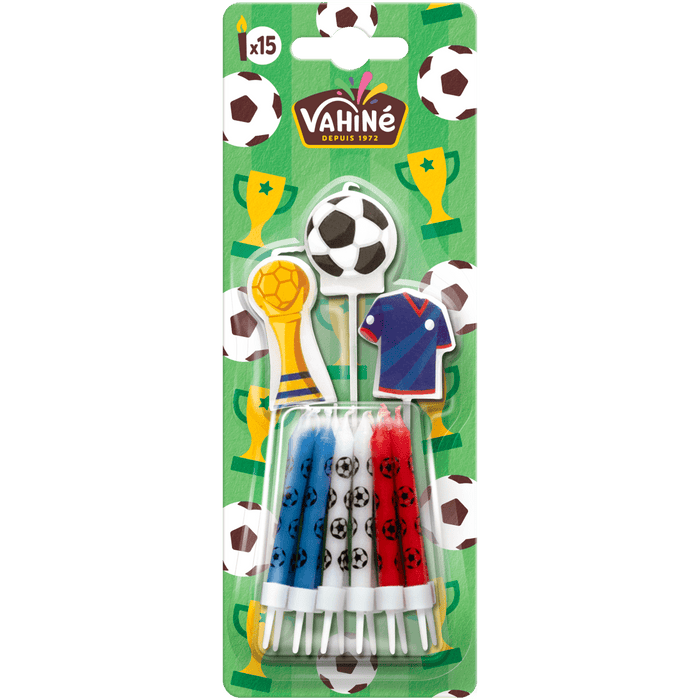 Un paquet de décorations de gâteau sur le thème du football de la marque Dekora, comprenant des bougies et des décorations.