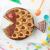 Un gActeau en forme de poisson dACcorAC de glaA?age au chocolat, de biscuits et de vermicelles, probablement pour une fAate d'anniversaire.