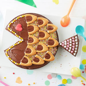 Un gActeau en forme de poisson dACcorAC de glaA?age au chocolat, de biscuits et de vermicelles, probablement pour une fAate d'anniversaire.