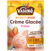 Emballage de préparation pour crème glacée Vahiné Crème Glacée Fraise, avec une boule de glace à la fraise et des fraises fraîches.