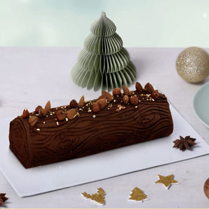Une bA>che de NoA<l festive au chocolat, dACcorACe de noix et d'ornements festifs, parfaite pour une cAClACbration des fAates.