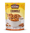 Un sachet de préparation pour crumble de la marque Vahiné est présenté avec une portion de crumble fini dans un ramequin blanc.