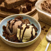 Un délicieux dessert de crème glacée et de brownies, arrosé de sauce au chocolat, est l'une des Vahine Ingredients Nutritional Facts And Hero Recipe Visuals.