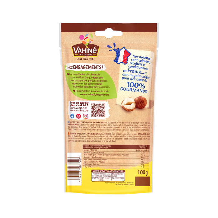 L'emballage arriA?re d'une barre de chocolat Valrhona prACsente des informations sur le produit, notamment son origine franA?aise et sa saveur noisette.