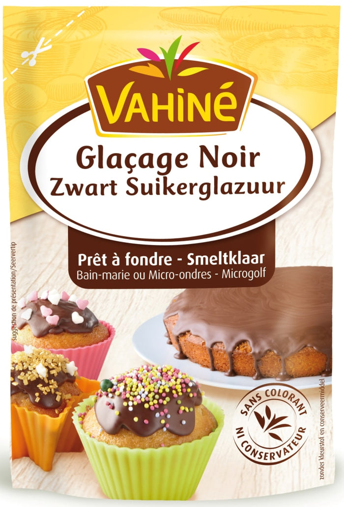 Un paquet de VahinAC GlaA?age Noir Zwart Suikerglazuur, un mAClange pour glaA?age au chocolat noir, est prACsentAC avec des exemples de cupcakes dACcorACs et un gActeau.