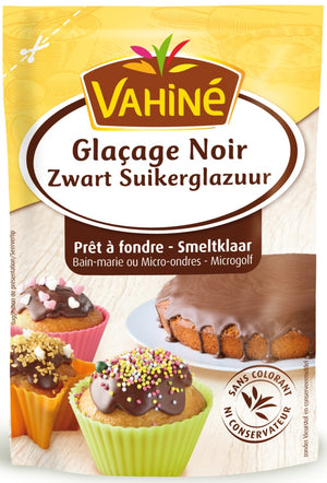 Un paquet de VahinAC GlaA?age Noir Zwart Suikerglazuur, un mAClange pour glaA?age au chocolat noir, est prACsentAC avec des exemples de cupcakes dACcorACs et un gActeau.