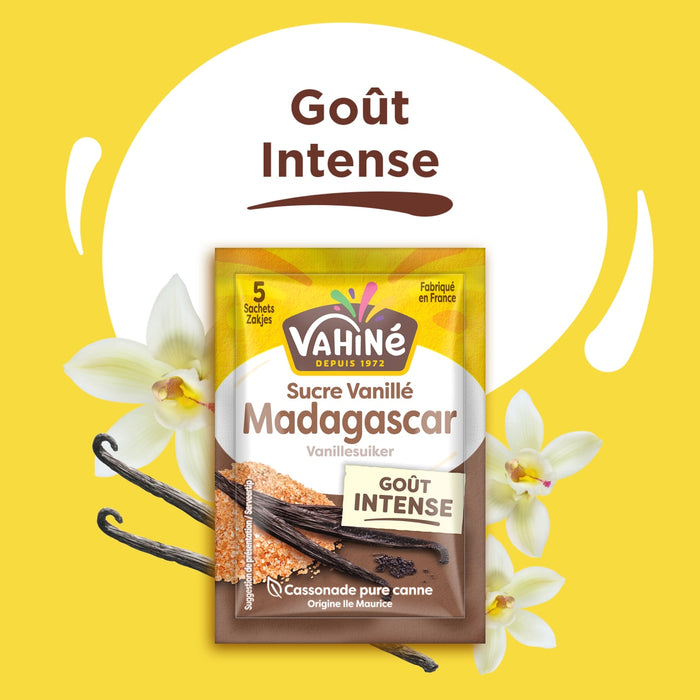 Le sucre vanillAC de Madagascar VahinAC au goA>t intense est prACsentAC sur un fond jaune avec des gousses et des fleurs de vanille.