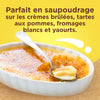 Un gros plan d'une crA?me brA>lACe avec une cuillA?re, suggACrant qu'elle est parfaite pour saupoudrer sur des desserts comme les tartes aux pommes, le fromage blanc et les yaourts.