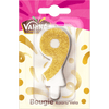 Une bougie de la marque Valiris en forme de chiffre 9, recouverte de paillettes dorées, emballée pour la vente au détail.