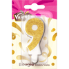 Une bougie de la marque Valiris en forme de chiffre 9, recouverte de paillettes dorées, emballée pour la vente au détail.
