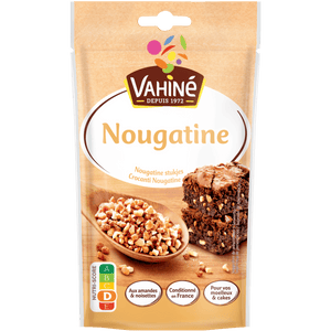 Un paquet d'ingrédient de pâtisserie Vahiné Nougatine est présenté, montrant son utilisation dans un dessert.
