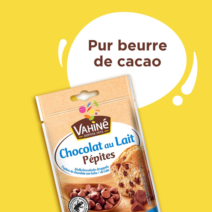 Un emballage Vahiné de pépites de chocolat au lait Vahine Sch Pepites Chocolaitx10-Va, étiqueté Pur beurre de cacao, est présenté à côté d'un muffin aux pépites de chocolat et d'une cuillère remplie de pépites.