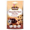 Un sachet de Vahiné Chocolat Noir Chunks avec une cuillère en bois pleine de morceaux de chocolat noir et un biscuit aux pépites de chocolat.