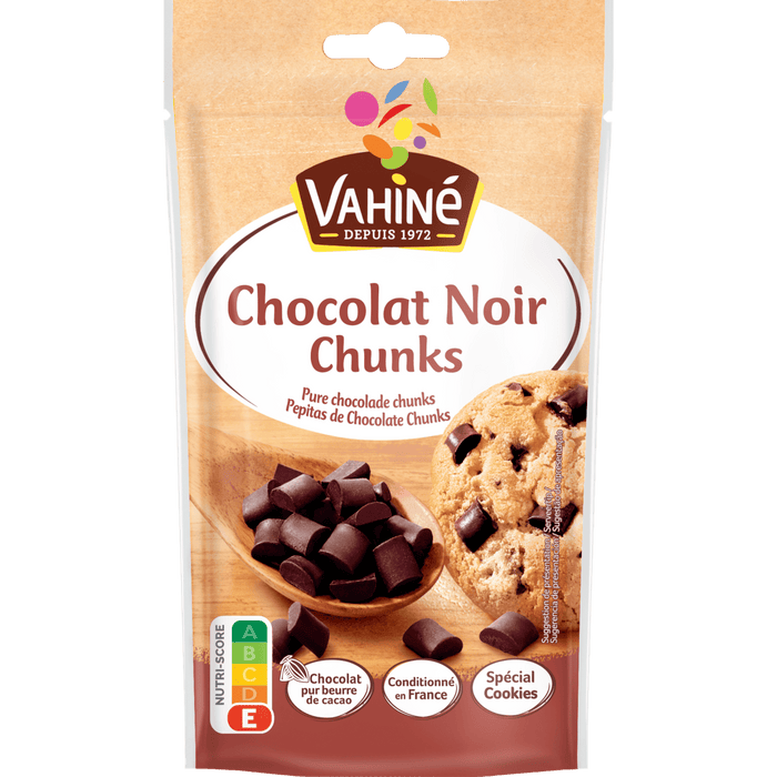 Un sac de pépites de chocolat noir de la marque Vahiné est présenté, suggérant son utilisation dans la préparation de biscuits.