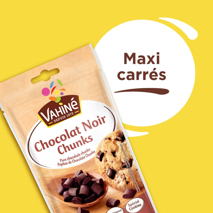 Un paquet de pépites de chocolat noir Vahiné, annoncées comme maxi carrés, est présenté sur un fond jaune.