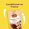 Les pépites de chocolat noir Vahiné, conditionnées en France, sont présentées dans un sachet à côté d'un cookie aux pépites de chocolat.