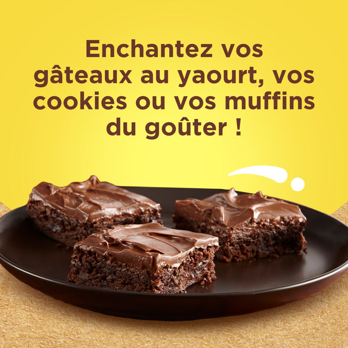 Une assiette de délicieux brownies au chocolat, parfaits pour sublimer vos gâteaux au yaourt, cookies ou muffins.