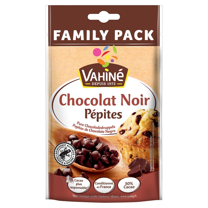 Un sachet familial de Vahiné Chocolat Noir Pépites illustrant une cuillère en bois remplie de pépites de chocolat noir et un muffin.