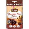 Un paquet de pépites de chocolat noir Vahiné Family Pack est présenté à côté d'un muffin aux pépites de chocolat.