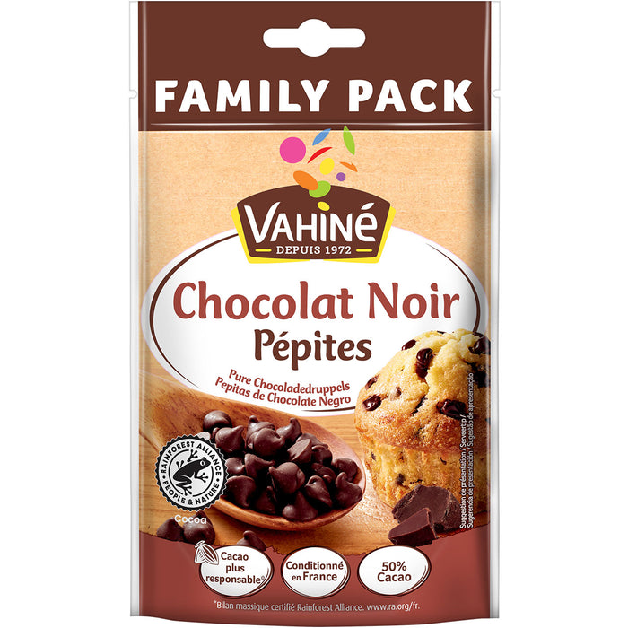 Un paquet de pépites de chocolat noir Vahiné Family Pack est présenté à côté d'un muffin aux pépites de chocolat.