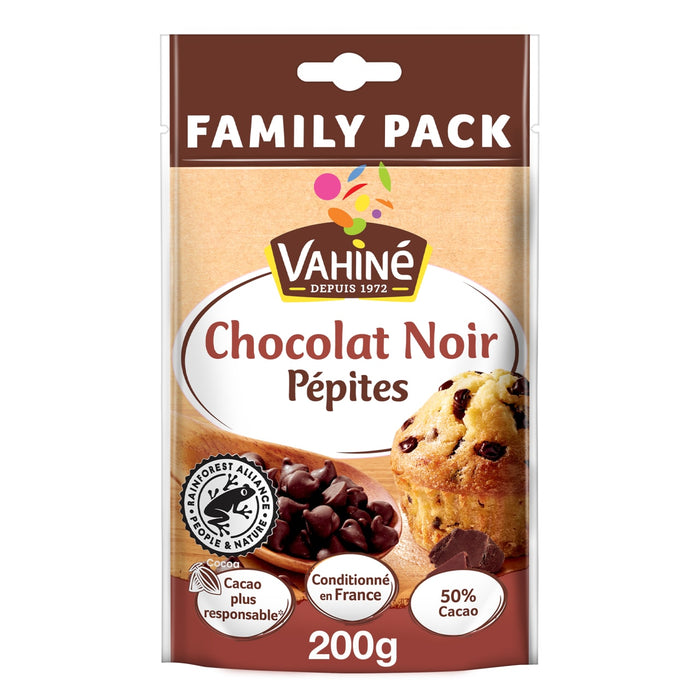 Un paquet de pépites de chocolat noir Vahiné Family Pack est présenté à côté d'un muffin aux pépites de chocolat.