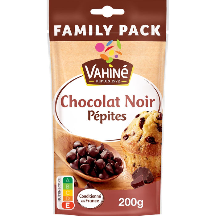 Un paquet de pépites de chocolat noir Vahiné Family Pack est présenté à côté d'un muffin aux pépites de chocolat.