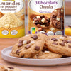 Une photo en gros plan de biscuits fraîchement sortis du four avec des 3 Chocolats Chunks et un récipient d'Amandes en poudre en arrière-plan.