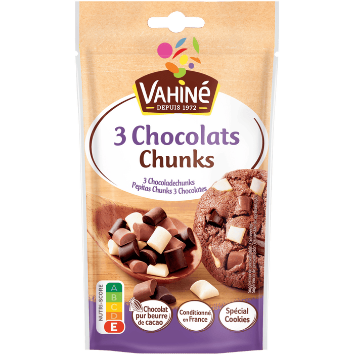 Un paquet de Vahiné 3 Chocolats Chunks est présenté, montrant un mélange de morceaux de chocolat noir, au lait et blanc, ainsi qu'un cookie aux pépites de chocolat.