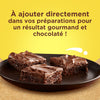 Un gros plan de brownies au chocolat sur une assiette, suggérant qu'ils peuvent être ajoutés directement aux recettes pour un résultat gourmand et chocolaté.