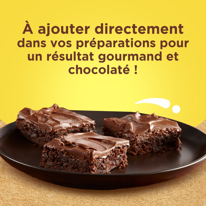 Un gros plan de brownies au chocolat sur une assiette, suggérant qu'ils peuvent être ajoutés directement aux recettes pour un résultat gourmand et chocolaté.