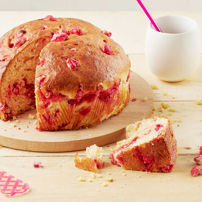 Un dAClicieux gActeau A? la rhubarbe est prACsentAC sur une planche en bois avec une tranche coupACe, invitant les spectateurs A? imaginer sa saveur sucrACe et acidulACe.