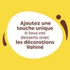 Un graphique de la marque Vahiné encourageant l'utilisation des décorations Vahiné, comme Vahine Bougies Adulte X10-Va, pour ajouter une touche unique à tous les desserts.