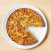 Une tarte aux pommes d'aspect dAClicieux avec une tranche enlevACe est posACe sur une assiette blanche.